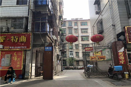 鑫政花园4室2厅2卫51万135m2精装出售